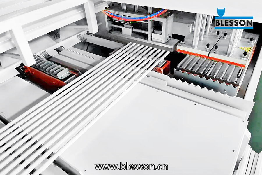 PVC-neliputken tuotantolinjan automaattinen niputus- ja pakkauskone Blessonin koneista