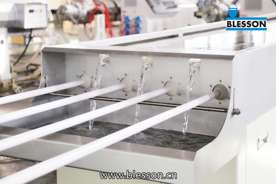 Vysokokvalitný kalibračný stôl PVC Four Pipe Production Line od spoločnosti Blesson