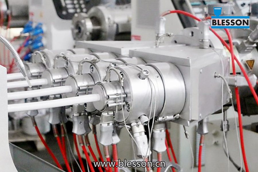 PVC štiricevna proizvodna linija, profesionalno oblikovana ekstruzijska matrica iz strojev Blesson