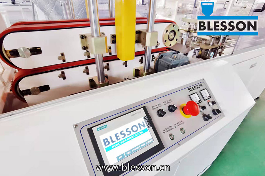Linia do produkcji profili PVC odciąga jednostkę z precyzyjnych maszyn Blesson